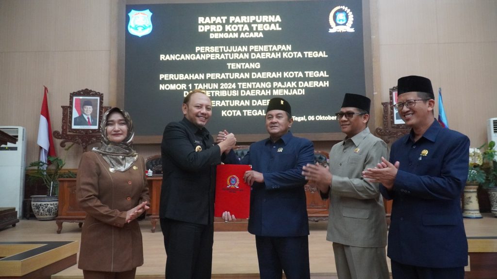 Usai penandatanganan Persetujuan Raperda perubahan Perda Nomor 1 Tahun 2024